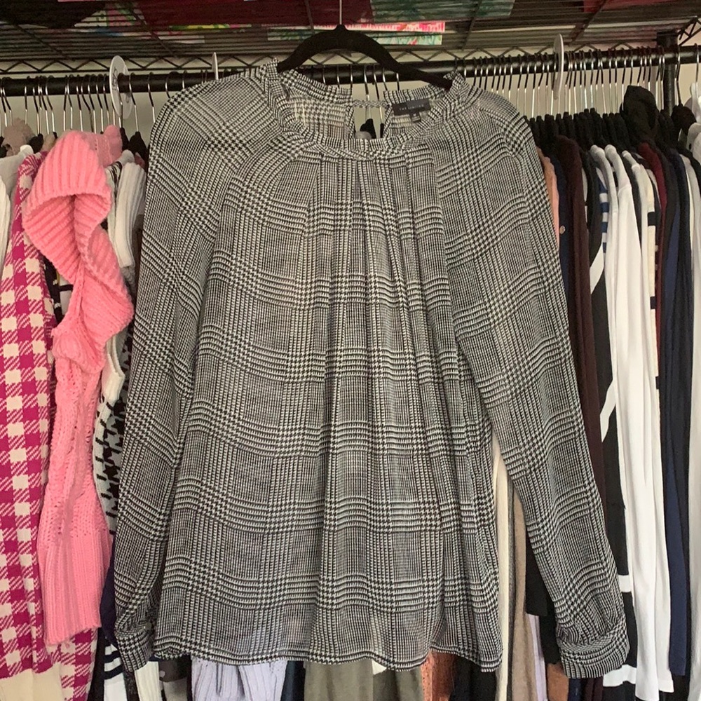 The Limited houndstooth black white medium sheer top EUC keyhole back